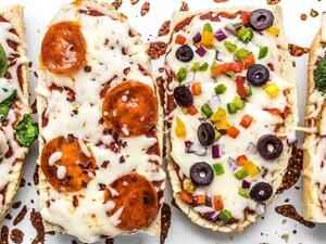 بيتزا سريعة بالخبز الفرنسي