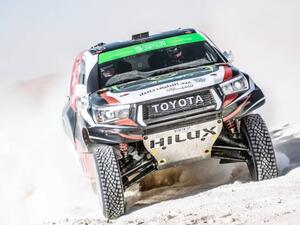 Yazeed Al Rajhi and Michael Orr in their Toyota Hilux Overdrive (Photo: Saudi Gazette)