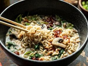 وصفة الرامين بالفطر النباتي