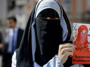 امرأة منقبة