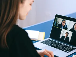 5 عبارات ذكية تجعلك محبوبًا في مكالمات الزووم