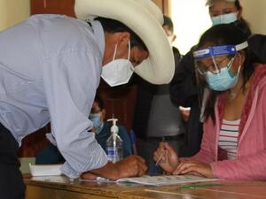 مدرّس من أقصى اليسار يتصدر انتخابات البيرو الرئاسية مع استمرار فرز الأصوات