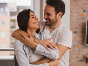  إنصاتك إلى زوجتك أثناء حديثها ، والاستماع إليها جيداً عندما تشكو لك همها؛ يدخل السعادة إلى قلبها