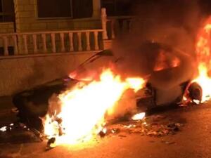 فلسطينيون يحرقون مركبة إسرائيلية قرب رام الله