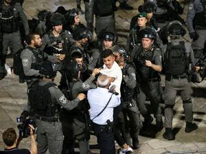 ودارت المواجهات وسط انتشار أمني مكثف للشرطة الإسرائيلية 