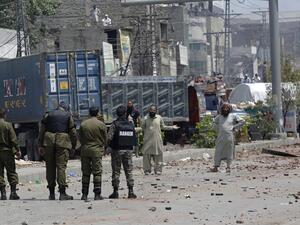 إطلاق سراح 11 شرطياً باكستانياً احتجزهم متظاهرون مناهضون لفرنسا 