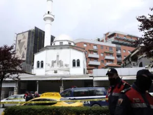 قالت الشرطة الألبانية إن 5 أشخاص أصيبوا في واقعة طعن داخل مسجد بالعاصمة تيرانا