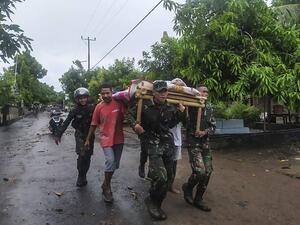 Flash floods leave thousands missing in Indonesia
