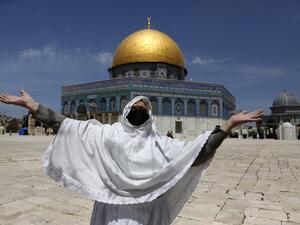 Israeli forces arrests a senior Hamas leader in the West Bank 