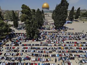 COVID-19 vaccine allow people to enter the holy mosque.