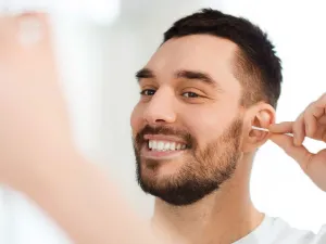 يعتقد الكثير من الأشخاص أن العيدان القطنية تساعد على تنظيف الأذن، لكن هذه الطريقة تساهم في دفع شمع الأذن