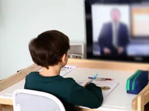 من المهم جداً أن يتعلم الطلبة كيفية تنظيم وقتهم، والتأكد من توفير بيئة دراسية مناسبة وصحية 
