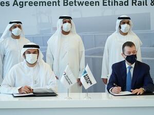 حاكم رأس الخيمة يشهد توقيع اتفاقية بين "الاتحاد للقطارات"  و"ستيفن روك"