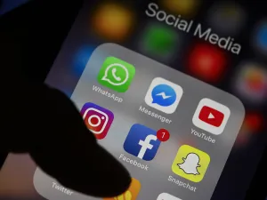 تشير الدراسات إلى أن مشاهدة صور هدايا ومشتريات الآخرين باهظة الثمن على وسائل التواصل الاجتماعي