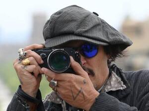 Johnny Depp poses during the photocall of the film "Minamata" (Twitter) Johnny Depp poses during the photocall of the film "Minamata"