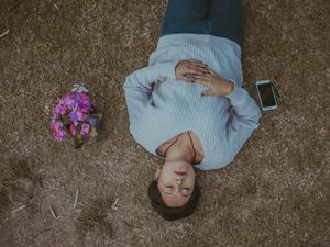 ما تفسير الحلم بالاستلقاء على الظهر في المنام؟