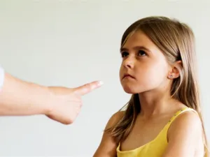 حاولي تنشئة طفل استقلالي لا يعتمد على والديه في كل صغيرة وكبيرة.