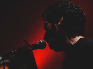 ما تفسير الحلم بالكاريوكي في المنام؟