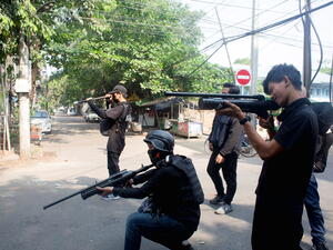 عناصر من أمن ميانمار