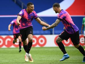 The former Tottenham boss retains hope that the 2018 World Cup winner will agree new terms with the Parc des Princes side (Photo: AFP)