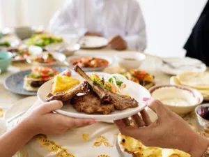 طبيب البوابة: هل تريد إنقاص وزنك في رمضان؟ كل ببطء