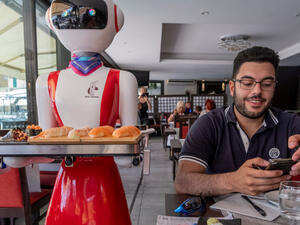 Waiter robot brings the dishes