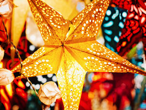 Lighting lanterne in star form hanging outdoor