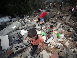  الطائرات الإسرائيلية دمرت 3 عمارات سكنية في حي الرمال غرب مدينة غزة