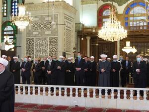 بشار الأسد يؤدي صلاة عيد الفطر بالجامع الأموي بدمشق