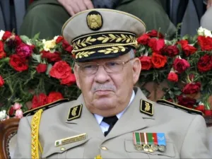 قائد الجيش الجزائري يوجه رسائل مشفرة للمغرب
