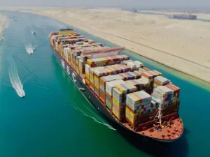 مصر.. نجاح تعويم سفينة جانحة جديدة بقناة السويس