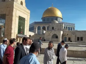 مستوطنون متطرفون يقتحمون المسجد الأقصى بحماية من قوات الاحتلال