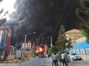 اندلاع حريق هائل في مصنع للكيماويات بمدينة قم الإيرانية