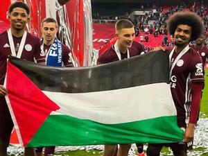 تشودوري وفوفانا يرفعان علم فلسطين