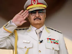 وكافح الجيش بقيادة  حفتر منذ انطلاق عملية الكرامة لطرد جماعة أنصار الشريعة وعناصر تنظيم داعش وجماعة الإخوان التي يعتبرها حفتر ارهابية 