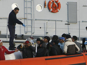 سفينة تنتظر الحصول على إذن لإنزال 415 مهاجرا في صقلية