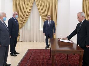 سمير الرفاعي مؤديا اليمين أمام الرئيس الفلسطيني محمود عباس