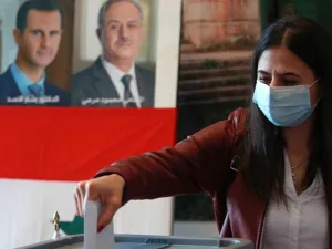 يؤدي الرئيس المهام عبر صلاحيات واسعة يمنحها الدستور له
