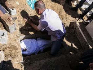 فلسطيني يدفن ابنه اخية الطفلة 3 سنوات