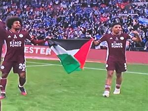 فوفانا (يمين) وتشودوري (يسار) يرفعان علم فلسطين
