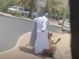 كويتي يضرب مسن في نهار رمضان