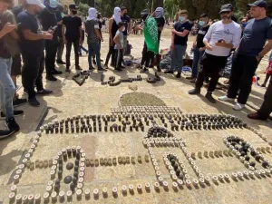  جمعوا فوارغ الرصاص والقنابل الإسرائيلية ورسموا بها خارطة #فلسطين وقبة الصخرة.