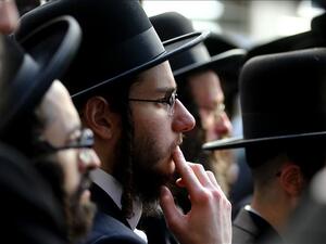  طواقم الإسعاف أكدت وفاة شخصين في المكان وأن هناك من 10-12 شخصا مصابون