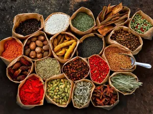 والكركم يحتوي على مضادات للالتهابات، ومن ثم فإن له تأثيراً قوياً في مكافحة الأمراض وتقوية جهاز المناعة.