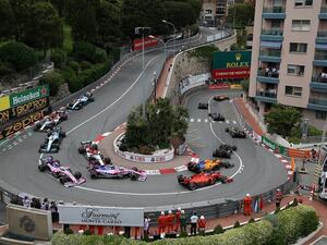 يتصدر هاميلتون الترتيب بفارق 8 نقاط عن منافسه المباشر فيرستابن