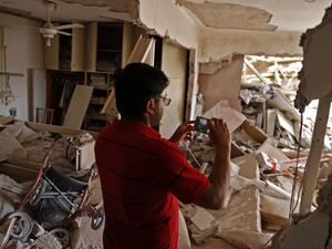 Hamas militants airstrike Israeli town to as tension escalates.