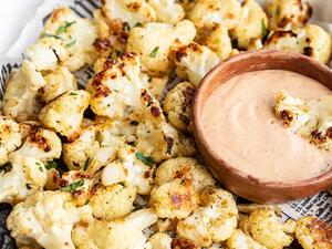 قرنبيط محمص بالثوم والبارميزان