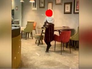 مشهور يغافل فتاة تعمل بالمقاهي ليصورها ويسخر منها