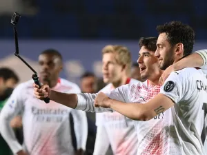 Hakan Calhanoglu (R) and Brahim Diaz take a selfie after securing Champions League spot (Photo: AFP)