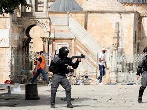 Israeli forces attack worshipers in Jerusalem